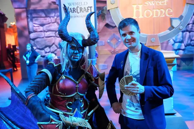 Neven sharing card magic with a cosplayer at Gamescom