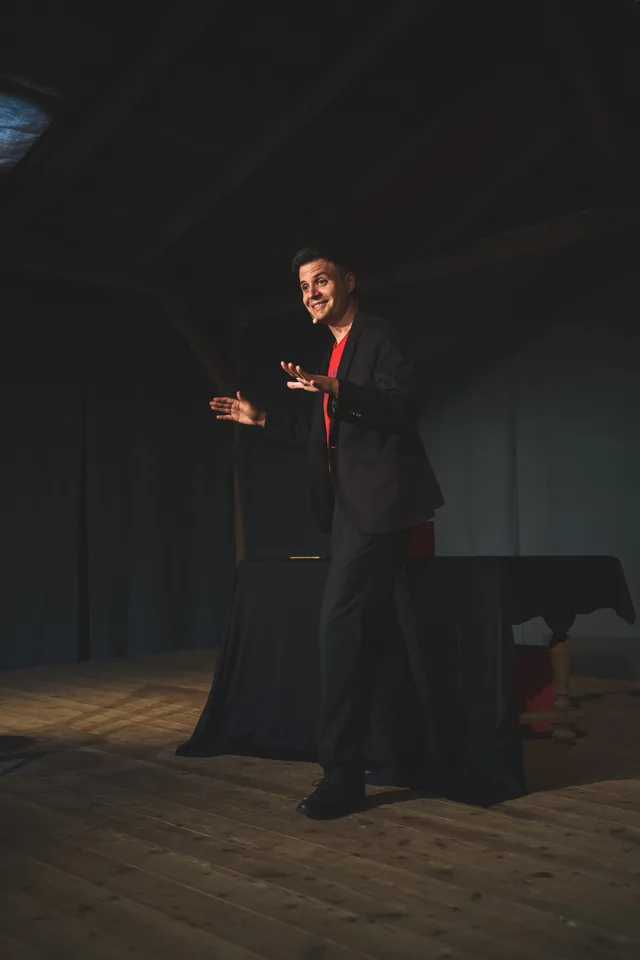 Neven performing on a wooden stage
